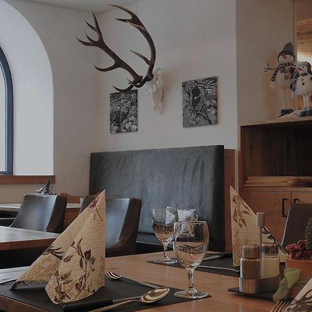 Hotel Spoel Restaurant Zernez Esterno foto