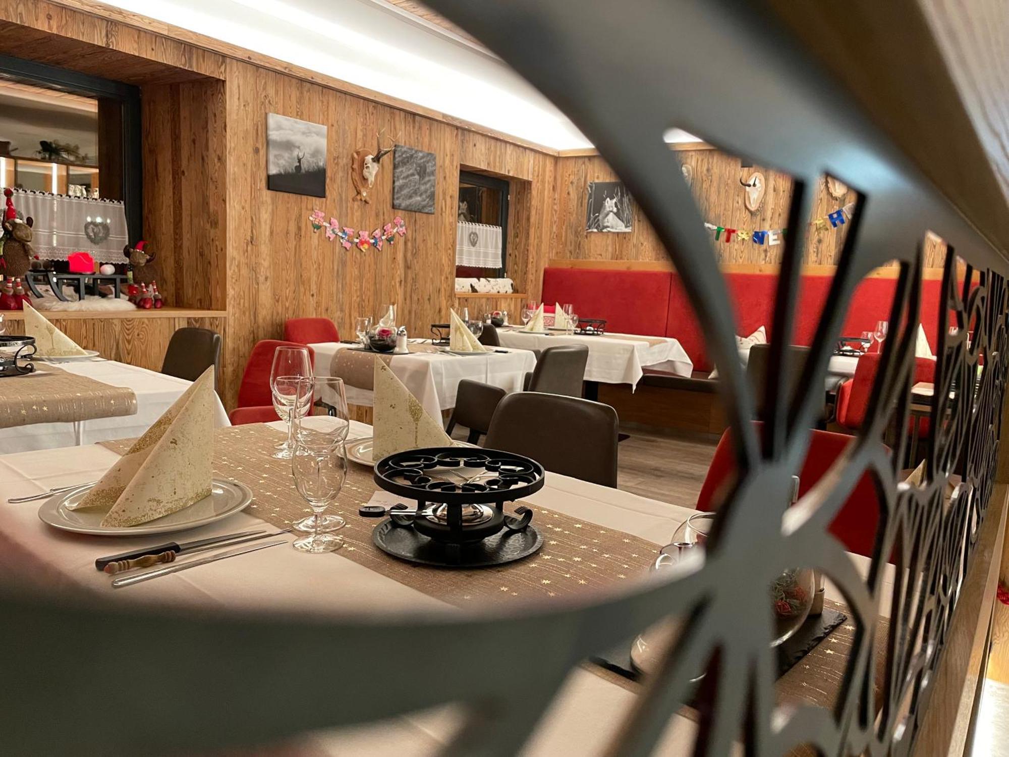 Hotel Spoel Restaurant Zernez Esterno foto