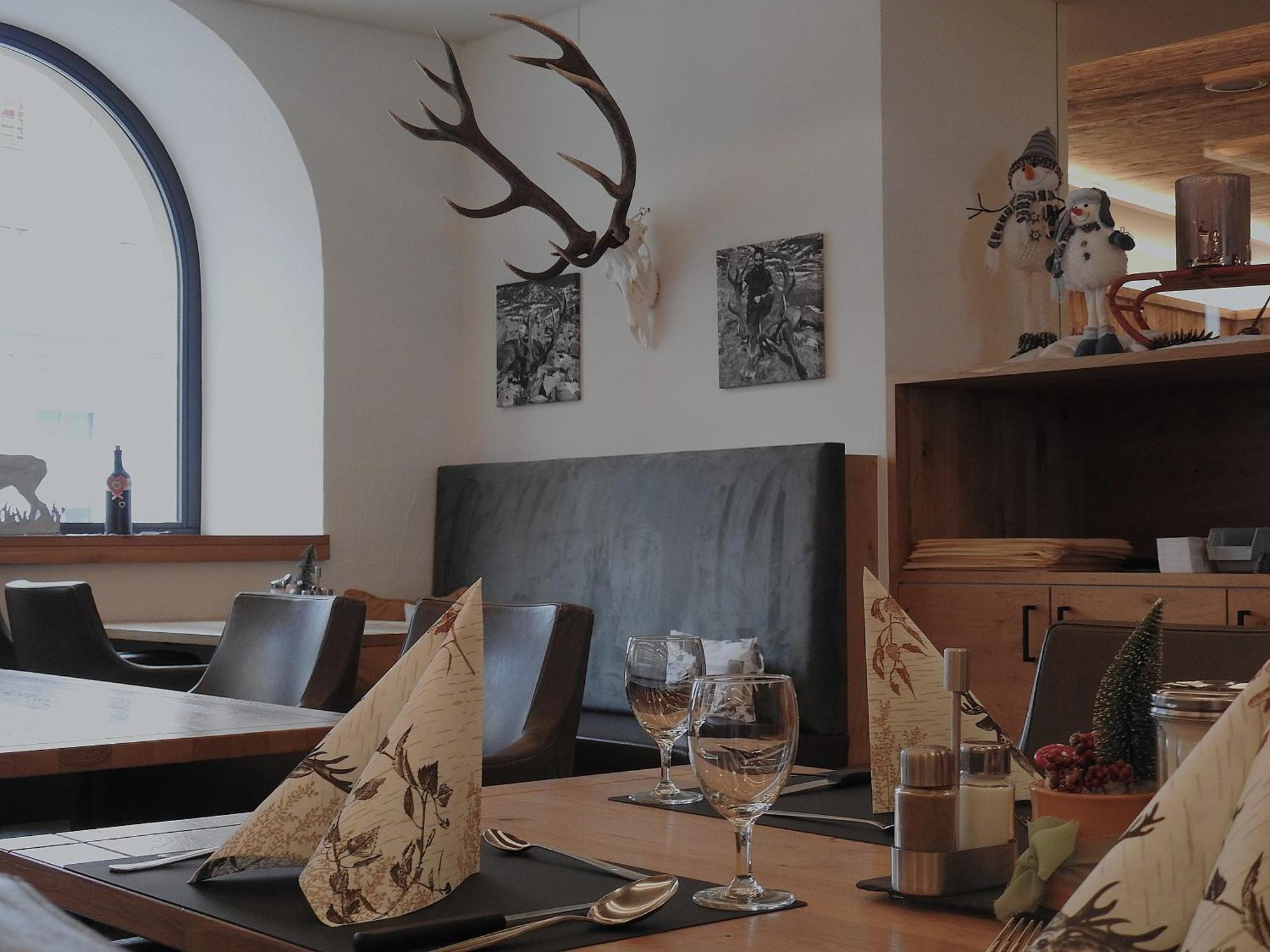 Hotel Spoel Restaurant Zernez Esterno foto