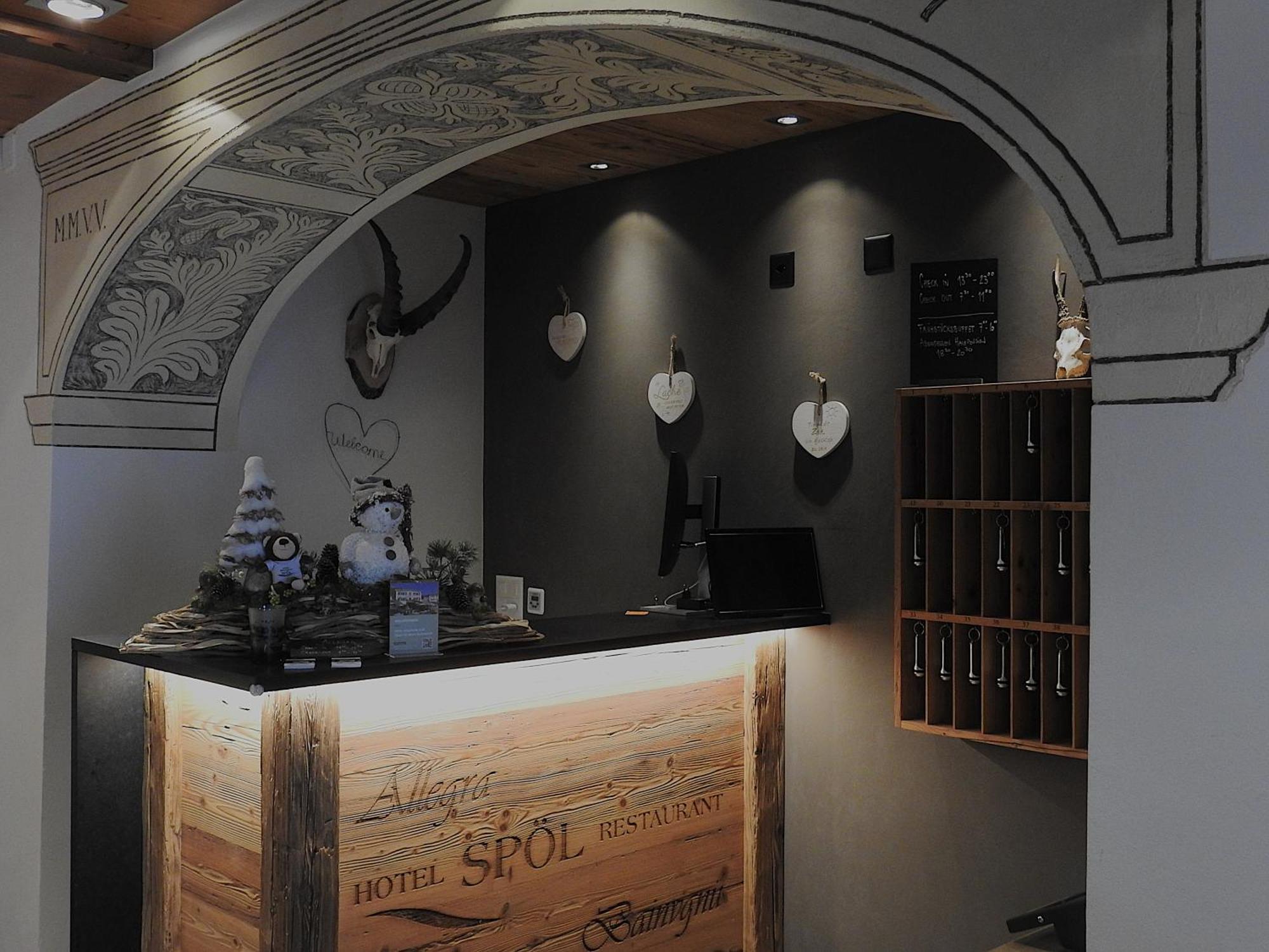 Hotel Spoel Restaurant Zernez Esterno foto